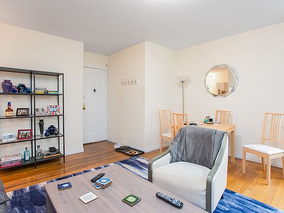 4th image of 301 W 19th St #313-21