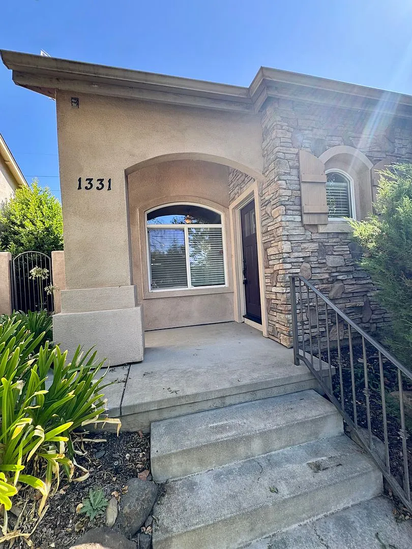 Available Soon! Beautiful Home in California Park — Photo 2