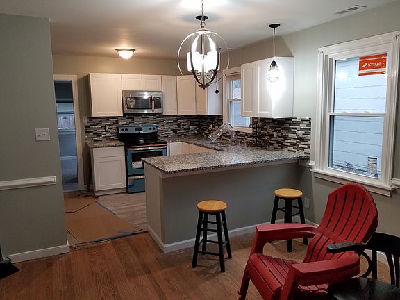 4th image of 213 W 32nd St