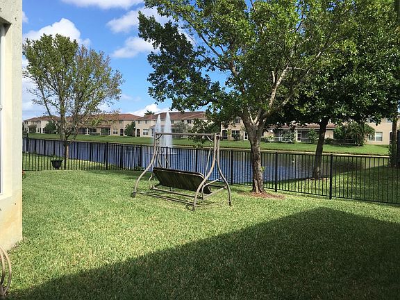 Fenced Lakeview Backyard