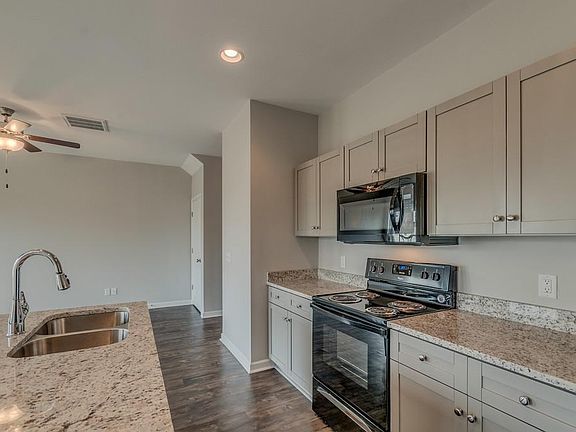 4th image of 718 Pippin Dr