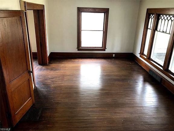 4th image of 836 S Broadway St