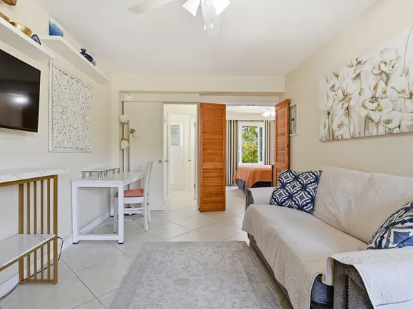 1621 Ala Wai Blvd APT 204, Honolulu, HI 96815