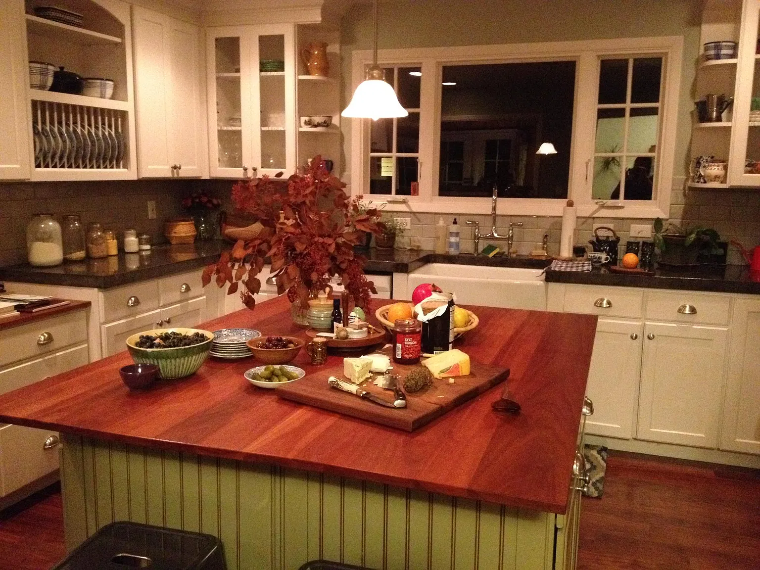 3 bed, 1300 sqft, $2,400 — Photo 1