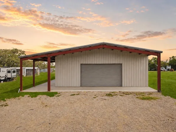 600 County Road 504, Flatonia, TX 78941