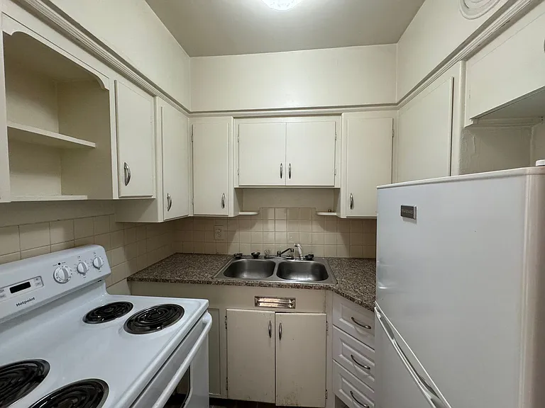 1806 W Pacific Ave — Photo 5