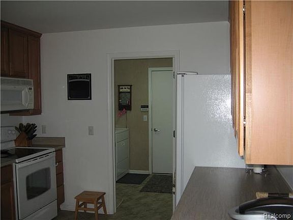4th image of 8151 Springdale Dr