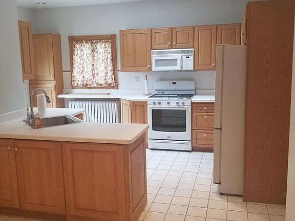 3rd image of 11 Woodlawn Ave Unit 1