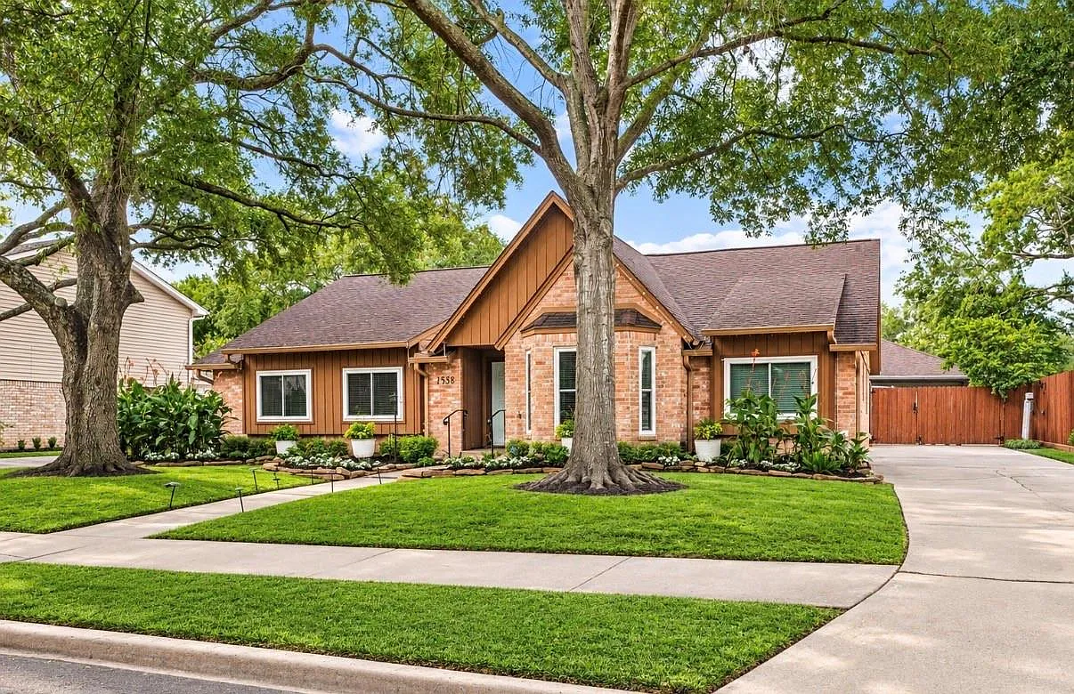 4 bed, 2.5 bath, 2320 sqft, $3,300 — Photo 3