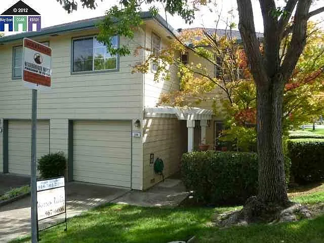 301 Warmcastle Ct — Photo 2