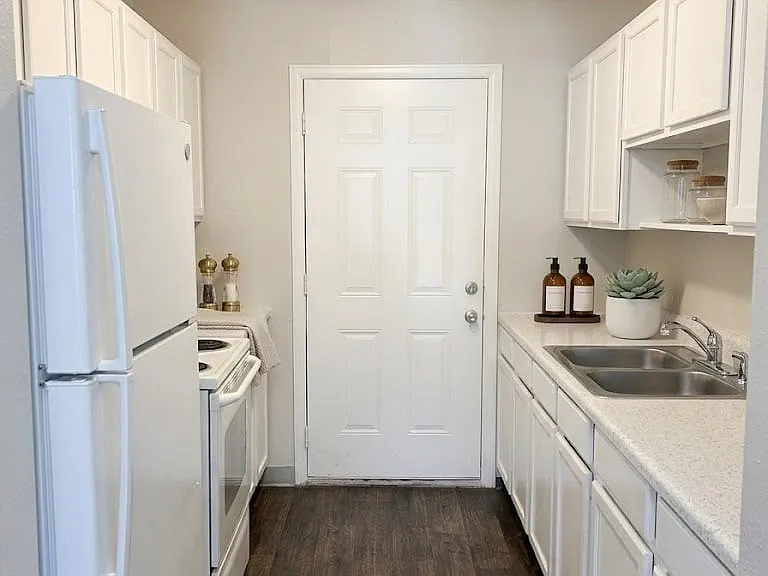 Kitchen _ Sunridge Apartment Homes, Englewood, CO Kitchen _ Sunridge Apartment Homes, Englewood, CO