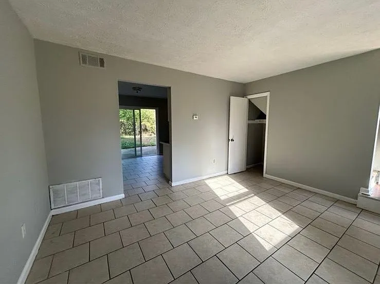 305-307 Jockey Club Dr — Photo 2