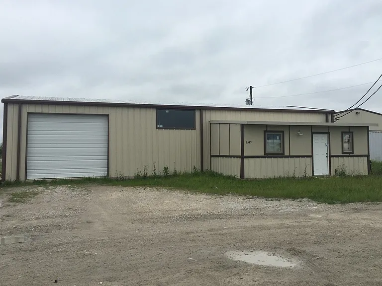 6547 S Interstate Highway 35 #14-19 — Photo 9