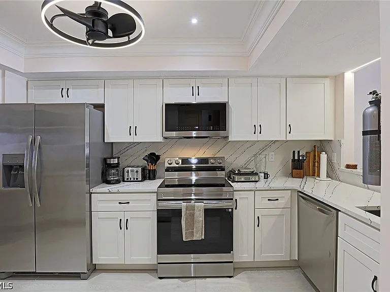 11921 Seabreeze Cove Ln #208 — Photo 7