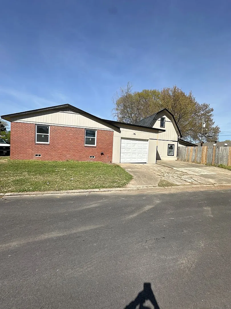 4 bedroom Available 2 Bathroom home — Photo 1