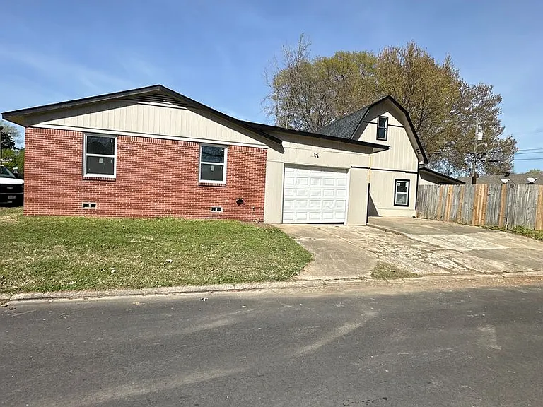221 Warren St — Photo 1