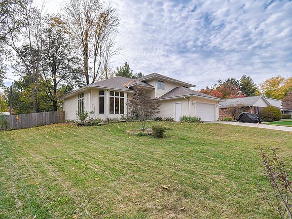 3rd image of 919 Holly Dr