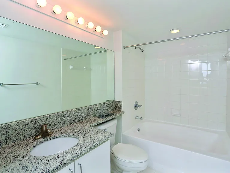 Yacht Club at Brickell Apartments — Photo 7