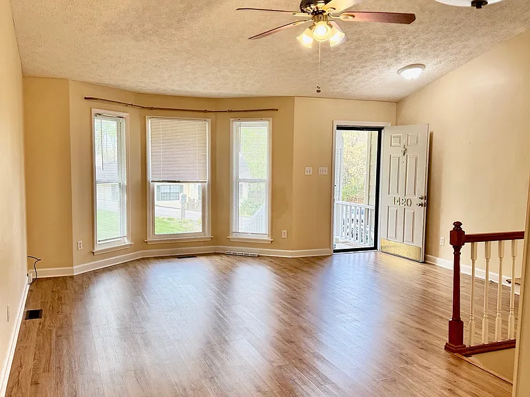 1420 Aldenwood Ln — Photo 3