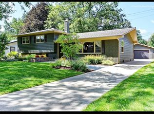 919 Emerald Dr, Naperville, IL