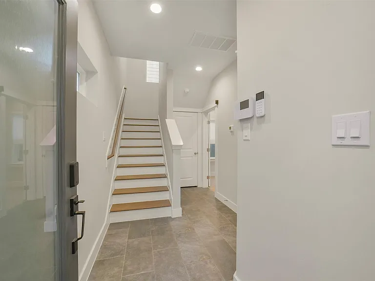 760 W Donovan St — Photo 4