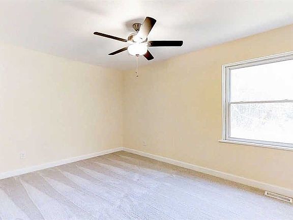 5th image of 4061 Tremont Ave