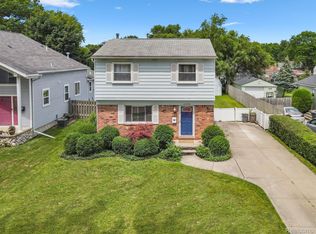 21729 Ridgeway St, Saint Clair Shores, MI 48080