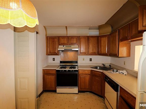 4th image of 12 Rutgers Dr