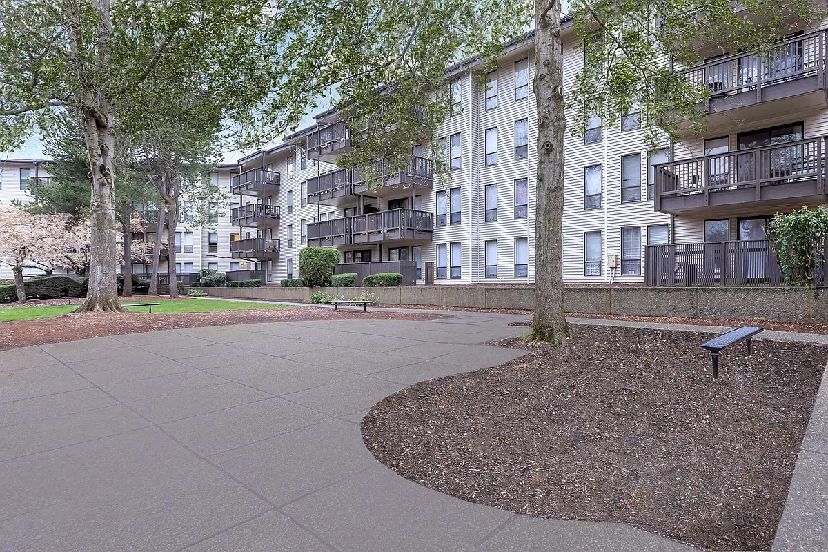Building Photo - Village Green