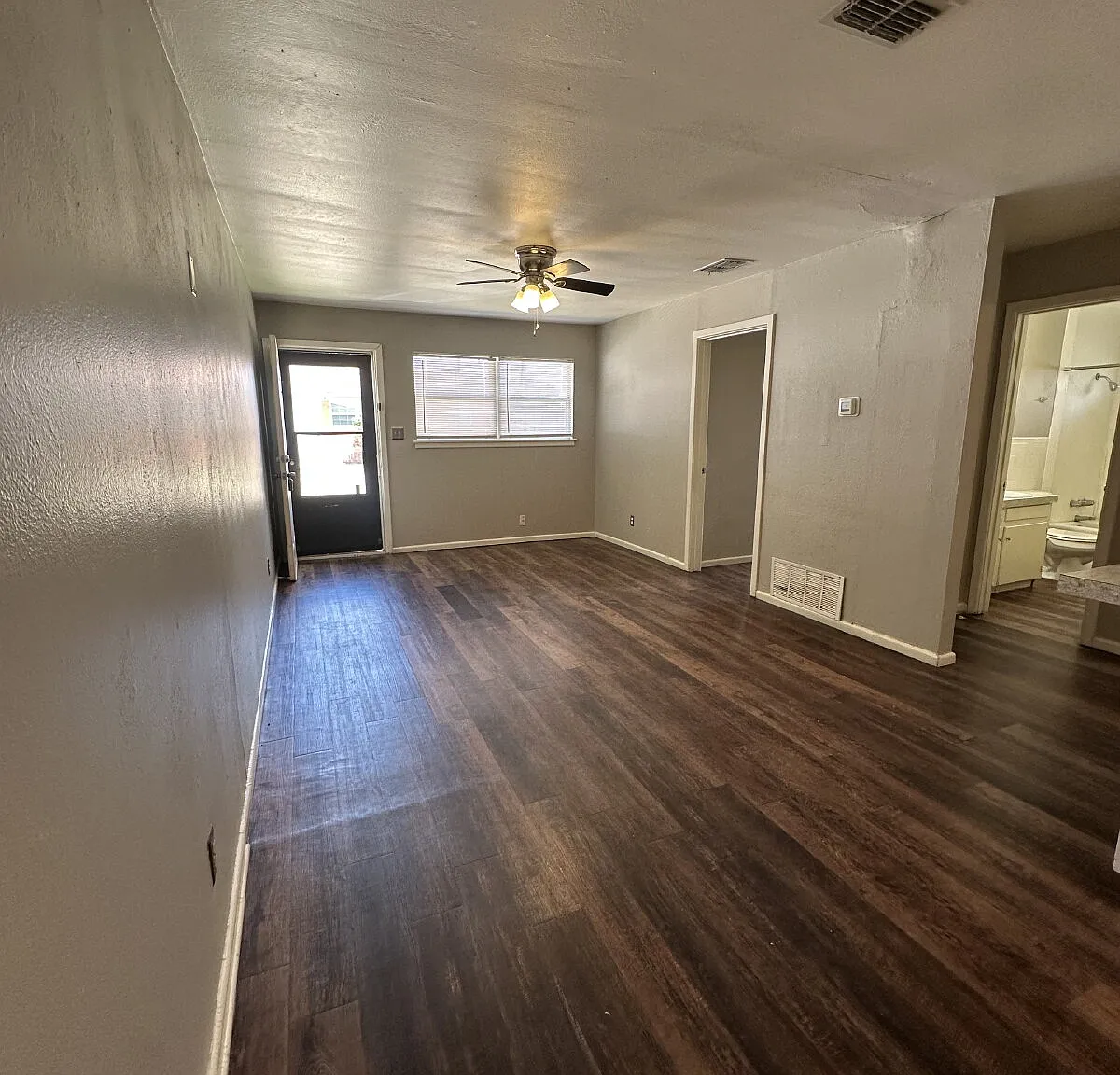3 bed, 1.0 bath, 1050 sqft, $850 — Photo 4