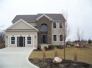 1612 White Pines Dr, Bellefontaine, OH 43311