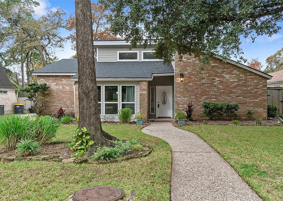 Welcome to this one-of-a-kind, contemporary style, 1-Story in the heart of the beautiful and established neighborhood of Olde Oaks. Just over 2100 square feet, this 3 bedroom, 2 bath offers the appeal of contemporary architecture combined with a mode