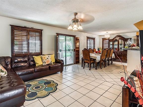 4th image of 401 Valle Negro Dr