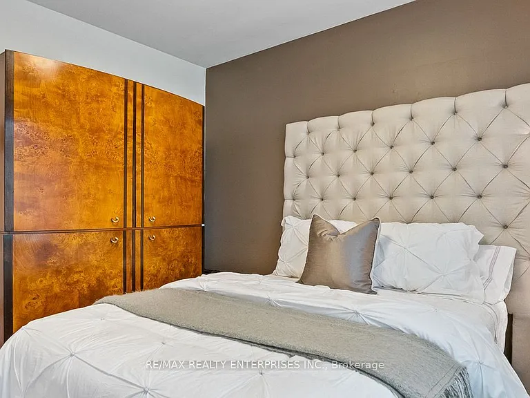 1373 Queen Victoria Ave — Photo 28