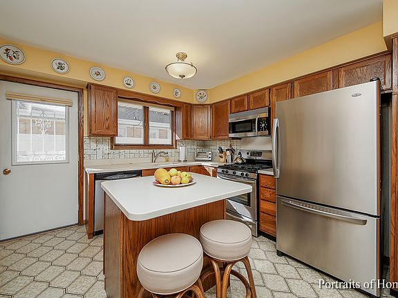 3rd image of 1516 Balmoral Ave
