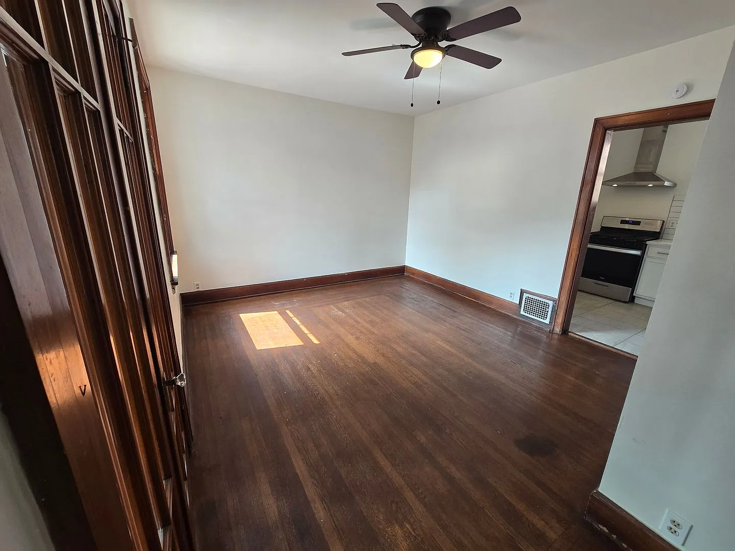 3745 Saint Lawrence Ave — Photo 4