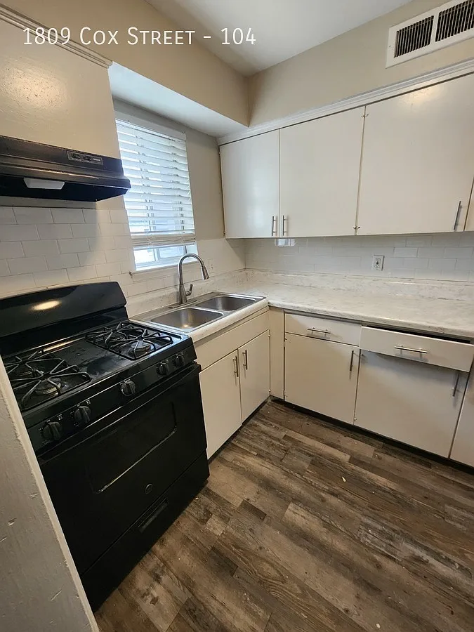 1809 on Cox Apartments — Photo 1