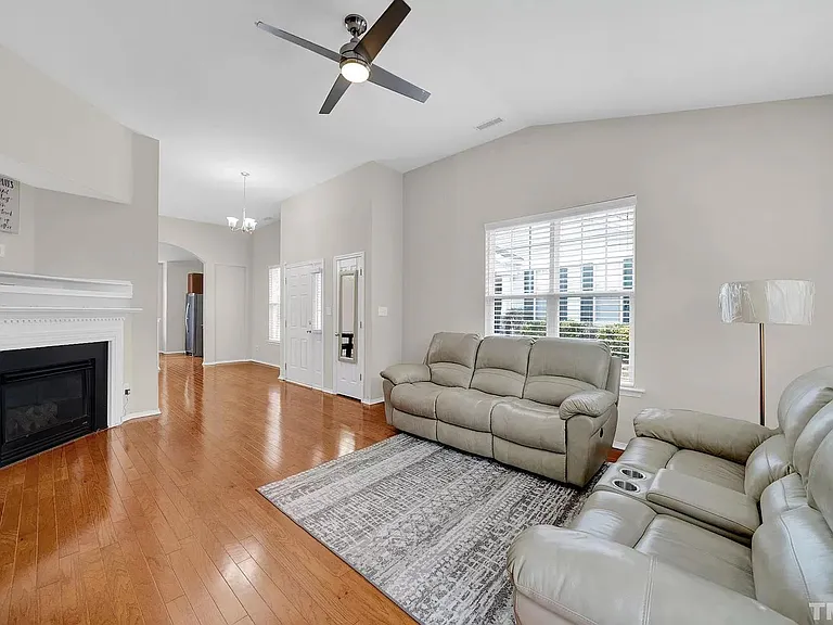 401 Courthouse Dr — Photo 3