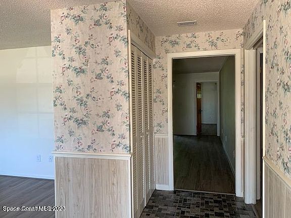 3rd image of 1392 Gleneagles Way