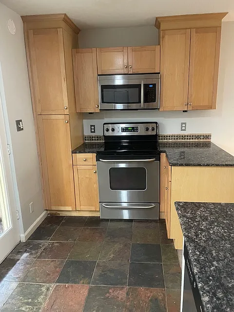 2 bed, 1.5 bath, 1000 sqft, $1,995 — Photo 2