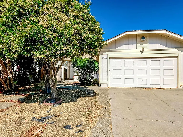 3724 Gladstone Dr — Photo 2