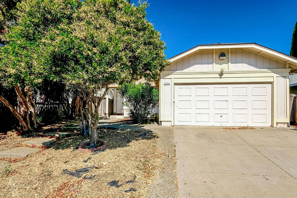 Building Photo - 3724 Gladstone Dr
