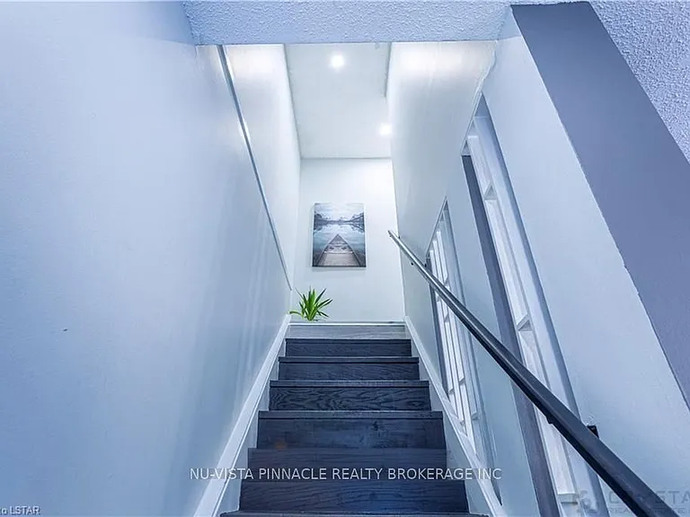 7 Ranchwood Cres — Photo 12