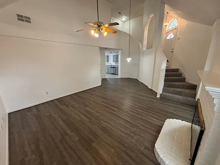 2100 Larkspur St — Photo 3