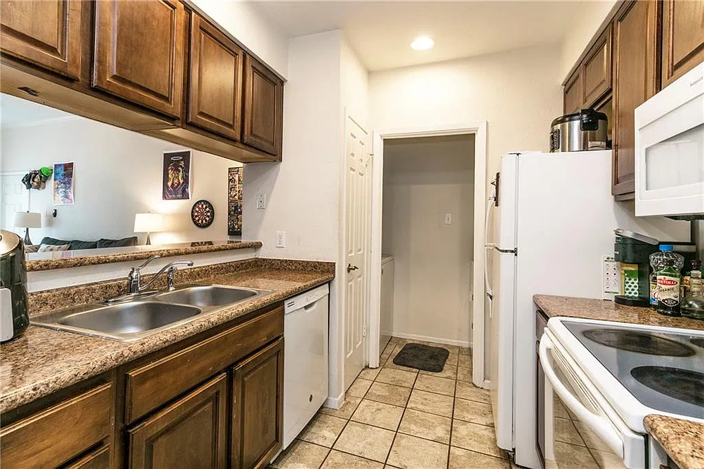 807 W 25th St — Photo 3