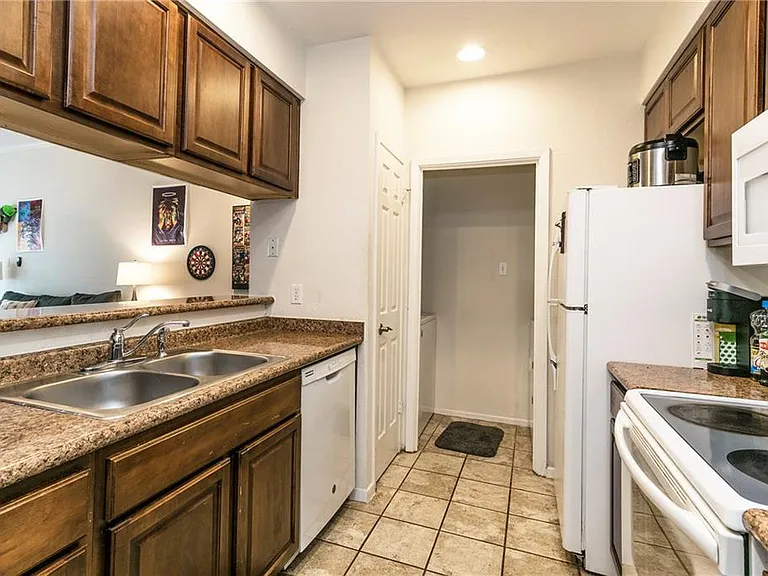 807 W 25th St #221 — Photo 7