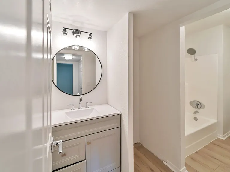 Valencia Apartments — Photo 37