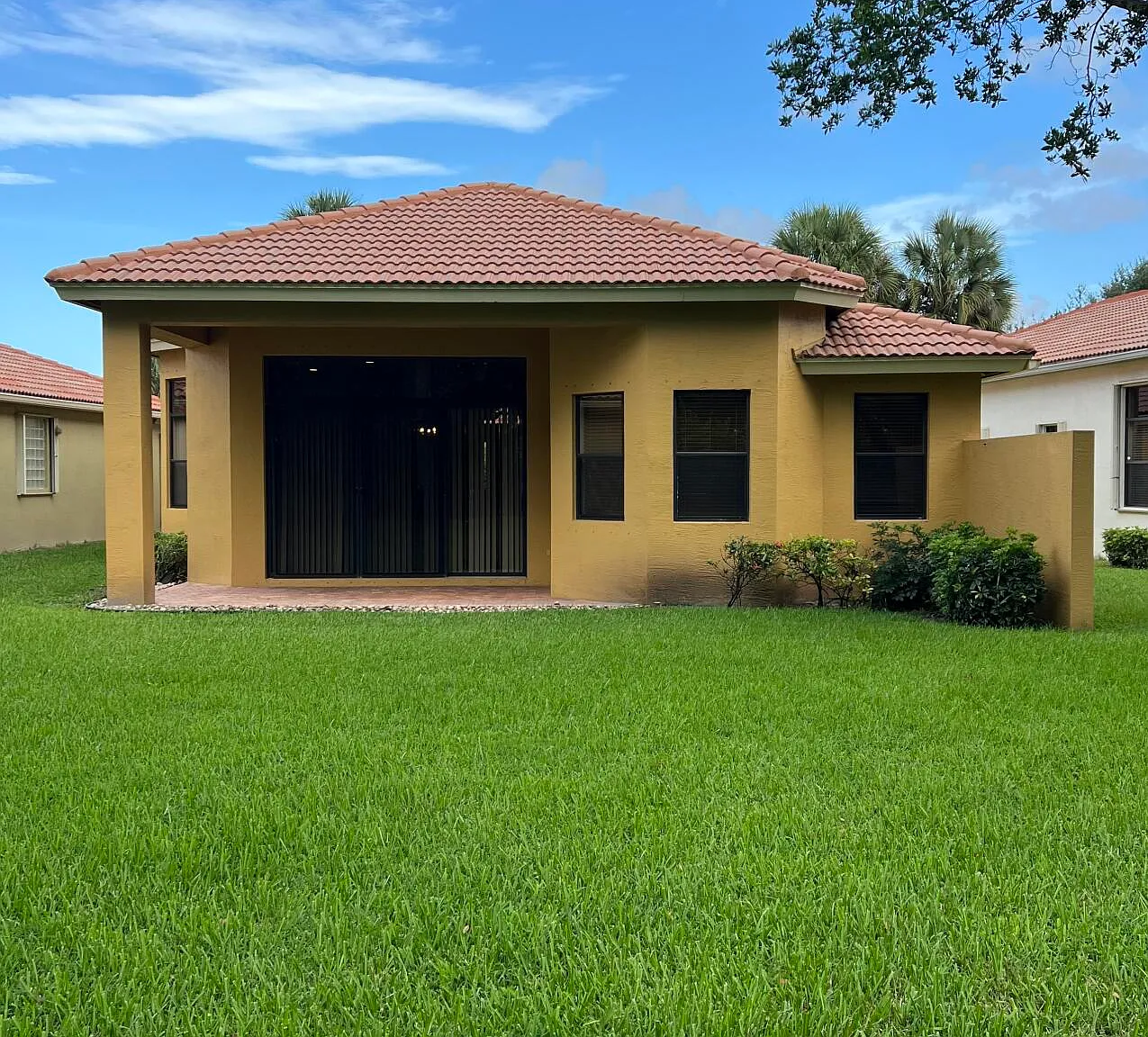 3 bed, 2.0 bath, 2300 sqft, $5,300 — Photo 3