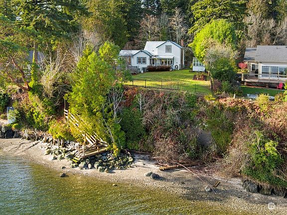 This medium bank property has great access to the beach with a well built staircase. >