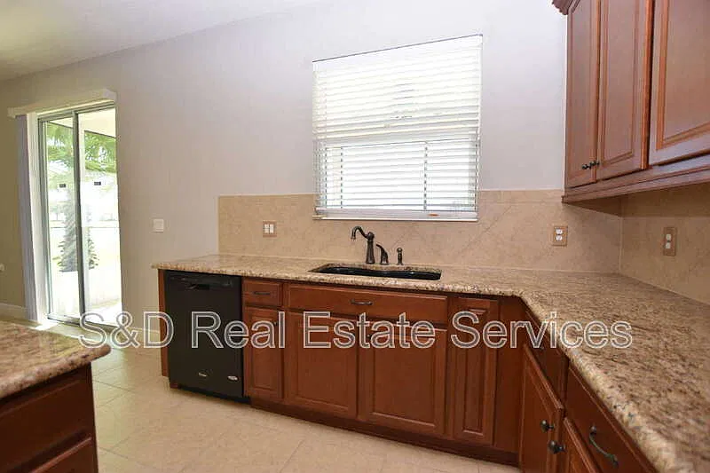 3 bed, 2.5 bath, 2631 sqft, $2,200 — Photo 4